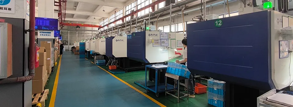 Injection molding workshop at HUYU factory